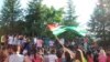 Свое умение танцевать брейк-данс во дворе армянской школы в селе Гумиста демонстрировали около 30 танцоров из трех групп: младшей – от 6 до 8 лет, средней – от 9 до 14 лет и старшей – от 14 до 17 лет