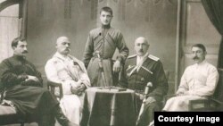 Представители абхазского дворянства. Слева направо: Георгий Шервашидзе-Чачба, Александр Шервашидзе-Чачба, Мелитон Эмухвари, Астамур Инал-ипа, стоит Александр Дзяпш-ипа