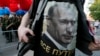 Ресей президенті Владимир Путиннің суреті салынған жейде киіп тұрған адам. Санкт-Петербург, 21 тамыз 2016 жыл. (Көрнекі сурет.)
