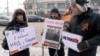 Петр Войс на пикете в поддержку Кадырова. Гвоздику пришлось пририсовать