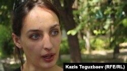 ელენა კოსტიუჩენკო ღია ლესბოსელია. ის ევროპაში ცხოვრობს და ამბობს, რომ შარშან, წლის ბოლოს, უცნობი ნივთიერებით მოწამლეს.