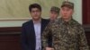 Қуандық Бишімбаев сот залына келе жатыр. Астана, 8 қаңтар 2017 жыл.