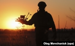 Украинский военный с FPV-дроном у линии фронта в Запорожской области