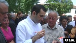 ირაკლი ალასანია, ლიდერი ორგანიზაციისა ”ალიანსი საქართველოსთვის”, და თბილისის მერობის კანდიდატი ზუგდიდელ ამომრჩევლებთან