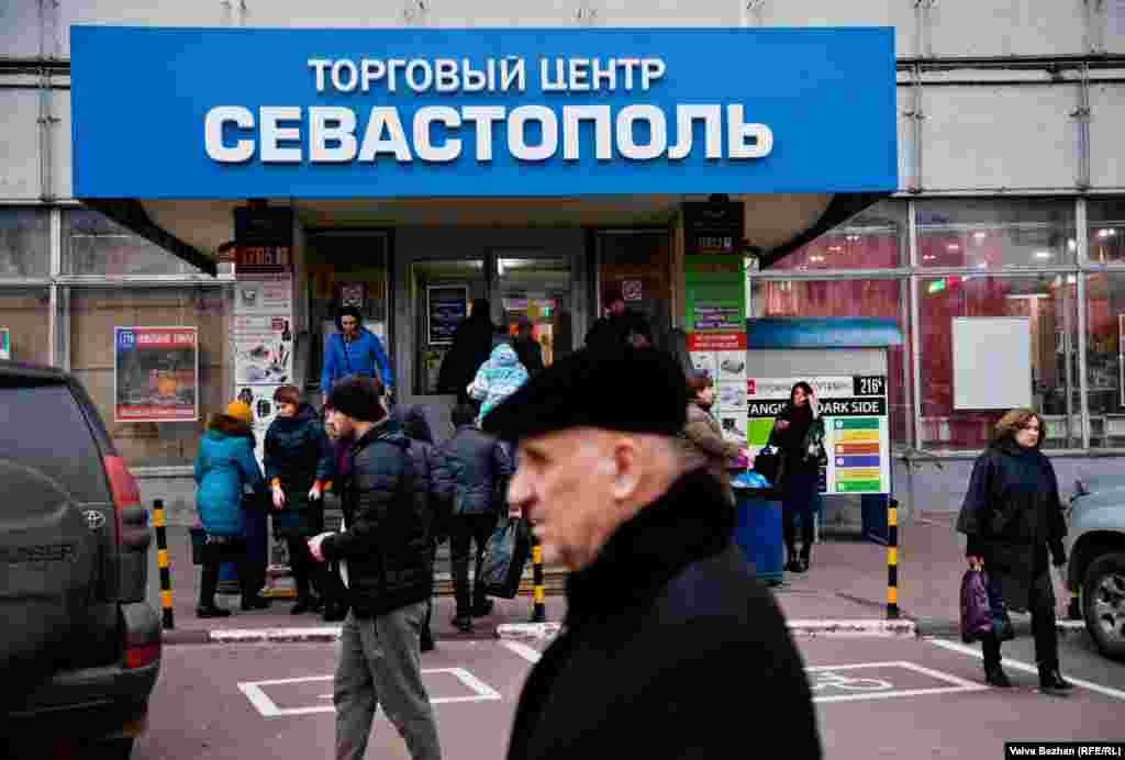 &quot;Кіші Кабулдағы&quot; &quot;Севастополь&quot; сауда орталығы. Совет дәуірінде қонақ үй болған ғимарат кейіннен саудаға орталығына айналған. &quot;Севастополь&quot; - Мәскеудег арзан сауда орталығының бірі болып есептеледі.&nbsp;&nbsp;