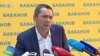 Баспасөз мәслихатын өткізіп Омурбек Бабанов. Қырғызстан, Бішкек, 16 қазан 2017 жыл. 