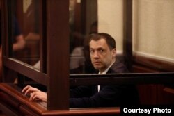 გიორგი ბაჩიაშვილი თბილისის საქალაქო სასამართლოში ბრალდებულებისთვის გამოყოფილ სივრცეში.