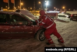 У моцныя маразы валянтэры Чырвонага Крыжа дапамагалі кіроўцам