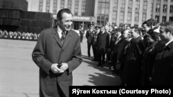 Пятро Машэраў перад будынкам Дома ўраду ў Менску
