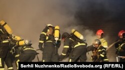 Украінскія ратавальнікі тушаць пажар на месцы падзеньня аскепкаў расейскага дрона. Ілюстрацыйнае фота