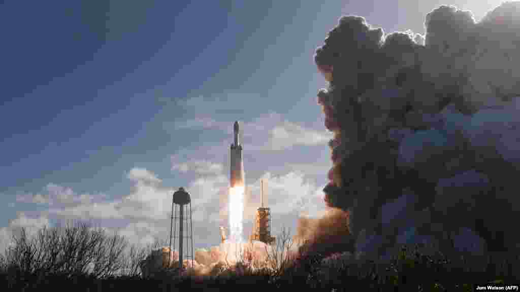 Falcon Heavy зымыран тасығышының ұшырылу сәті.&nbsp;&nbsp;