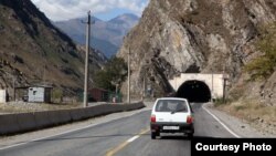Российские кураторы, делая ставку на ту или иную стратегию развития, не очень хорошо понимают, что они создают их не для Подольска, условно говоря, а для Цхинвала. Есть заблуждение по поводу того, что схемы, которые хорошо показали себя там, автоматически заработают и здесь
