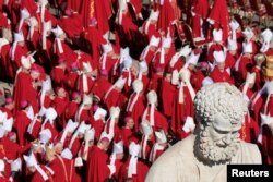Članovi sveštenstva okupili su se pred sahranu pape Franje, na Trgu svetog Petra u Vatikanu, 26. aprila 2025.