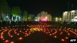რადიაციული საფრთხის აღმნიშვნელი სიმბოლოს ფორმით განლაგებული სანთლები ქალაქ სლავუტიჩში, ჩერნობილის კატასტროფიდან 50 კილომეტრზე მდებარე ქალაქ სლავუტიჩში.