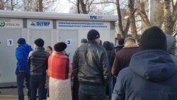 Очередь перед пунктом тестирования на COVID-19 в Семее, Восточно-Казахстанская область. 2 ноября 2020 года. Выезжающим из этого региона необходимо предъявить справку о прохождении ПЦР-теста, с отрицательным результатом.