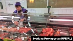 Псков дүкеніндегі ет сататын бөлім.