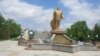 Ашғабадтағы Сапармұрат Ниязовқа қойылған ескерткіш.