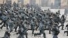 Сотрудники "Беркута" атакуют демонстрантов во время массовых выступлений в Киеве в январе 2014 года