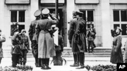 Вайскоўцы Нямеччыны і СССР падчас супольнага вайсковага параду ў Берасьці з нагоды падзелу зямель Польшчы і Беларусі, 22 верасьня 1939 году