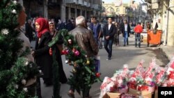 У Багдадзе прадаюццца падарункі на Раство, сьнежань 2015