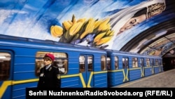 Фотографија од 2018 година од воз на метрото на станицата Осокорки во Киев