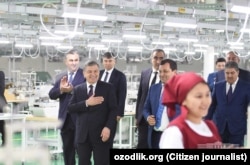Шавкат Мирзияевтің комбинатты аралау кезі.