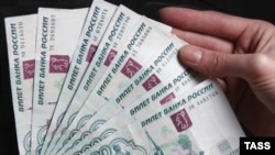 Рубли снова дешевеют относительно доллара