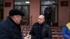 Кастусь Жукоўскі і Леанід Судаленка перад будынкам суду 