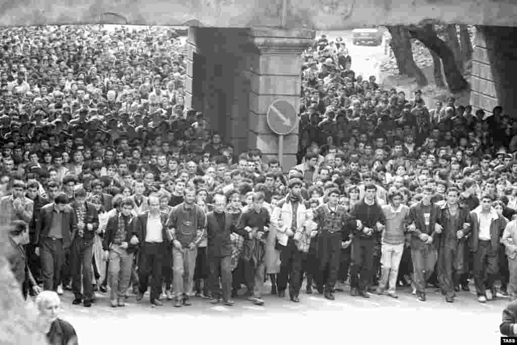 1989 წლის 16 აპრილს ათასობით ადამიანი შეიკრიბა მოკლული დემონსტრანტების დაკრძალვაზე.