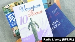 Учебники истории (иллюстративное фото)