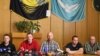 Члены захваченной миссии ОБСЕ вместе с самопровозглашенным мэром Славянска Вячеславом Пономаревым. 27 апреля