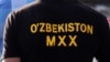 "Өзбекстан Ұлттық қауіпсіздік қызметі" деген жазуы бар жеңі жоқ жейде киген ер адам. (Көрнекі сурет)