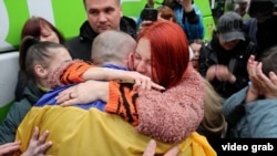 Video | Imagini emoționante în Ucraina, unde sute de prizonierii s-au întors acasă după ani de detenție în Rusia