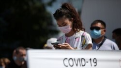 Адамдар COVID-19 ауруының бар-жоғын анықтайтын мобильді тестілеу орталығында кезекте тұр. Алматы, Қазақстан, 17 маусым 2020 жыл