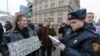 Міліцыянт складае пратакол на Маскіма Вінярскага за ўдзел у пікеце супраць зьбіцьця людзей міліцыяй, студзень 2016-га