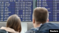 Інфармацыйнае таблё ў аэрапорце Мюнхэна 3 кастрычніка 2025