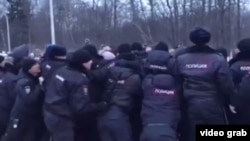 Балалары қоқыс үйіндісінен бөлінген газдан уланғанына наразы тұрғындар мен полиция арасындағы қақтығыс. Волоколамск, 21 наурыз 2018 жыл
