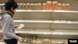 Полупустые полки в продовольственном магазине. Рязанская область. Фото 2008 г