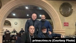 ეს ის იშვიათი ფოტოა, სადაც გიორგი ჯოხაძე და გელა უძილაური ერთად ჩანან. ჯოხაძე სუფრასთან, მარჯვნივ ზის, უძილაური კი ოთარის უკანა მხარეს, მეორე სუფრასთან. ფოტო: PrimeCrime
