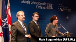 Министр обороны Тина Хидашели, обращаясь к присутствующим, заявила, что Грузия хочет большего, чем статус верного аспиранта НАТО