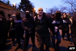 2 თებერვალს თბილისის შემოსასვლელთან აქციაზე პოლიციამ 20-მდე ადამიანი დააკავა - აქციის მსვლელობისას დემონსტრანტებთან მივიდა გდდ-ს ყოფილი ხელმძღვანელი ზვიად ხარაზიშვილი, რომელიც თავადაც აყენებდა დაკავებულებს ფიზიკურ და სიტყვიერ შეურაცხყოფას