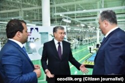 Президент Шавкат Мирзияевтің «Зарбдор текстиль» комбинатына келген сәті. 30 наурыз, 2018 жыл.