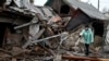 O femeie lângă ce a mai rămas din casa ei, după bombardamentele rusești de miercuri, Kurahove, regiunea Donețk, Ucraina, joi, 8 dec. 2022