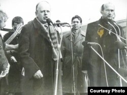 Станіслаў Шушкевіч і Зянон Пазьняк на мітынгу, на заднім пляне — Мечыслаў Бурак