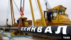 Привлекательными для российских инвесторов были бы налоговые каникулы для предприятий, открывающихся на территории республики. Необходимо также определиться с правом собственности на землю
