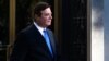 Дональд Трамптың сайлау штабын басқарған Пол Манафорт федералдық сот ғимаратынан шығып барады. Вашингтон, 30 қазан 2017 жыл. 
