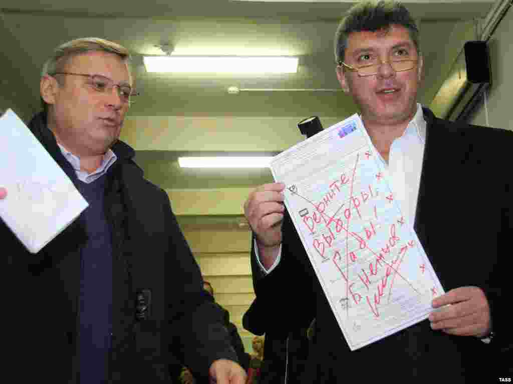 Ресейлік оппозицинерлер Борис Немцов (оң жақта) пен Михаил Касьянов оппозиция ұйымдастырған &quot;Әділ сайлау үшін марш&quot; акциясында. Желтоқсан, 2011 жыл.