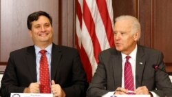 Джо Байден (справа) в бытность вице-президентом США и Рон Клейн, на тот момент координатор работ по реагированию на Эболу. Ноябрь 2014 года.