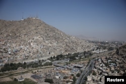 Antene de telecomunicații amplasate pe vârful unui deal din Kabul. 30 septembrie 2025.