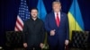 Președintele SUA, Donald Trump (dreapta), gesticulează în timpul unei întâlniri bilaterale cu președintele ucrainean Volodimir Zelenski. New York, 23 septembrie 2025.
